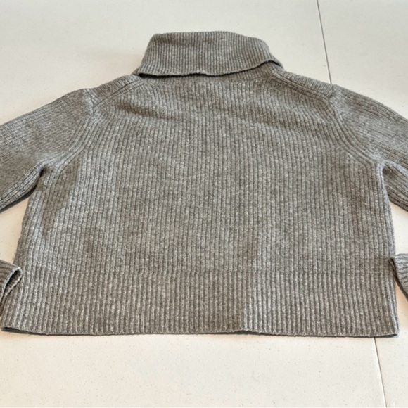 Gray Michael Kors cropped sweater with logo embellishment Size L - Picture 5 of 5